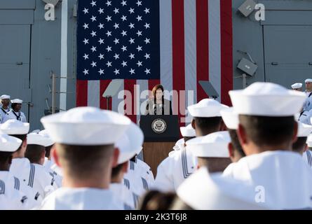 Yokosuka, Giappone. 28 Settembre 2022. Il Vice Presidente degli Stati Uniti Kamala Harris, consegna osservazioni ai marinai della Marina degli Stati Uniti a bordo del cacciatorpediniere missilistico guidato di classe Arleigh Burke USS Howard durante una visita alla flotta attività Yokosuka, 28 settembre 2022 a Yokosuka, Giappone. Foto Stock