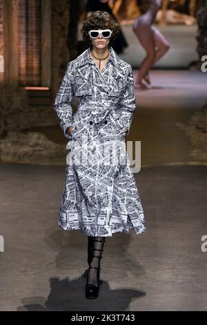 Parigi, Frankreich. 27th Set, 2022. PISTA DIOR SS23 durante la settimana della moda di Parigi il 2022 settembre - Parigi, Francia. 27/09/2022 Credit: dpa/Alamy Live News Foto Stock