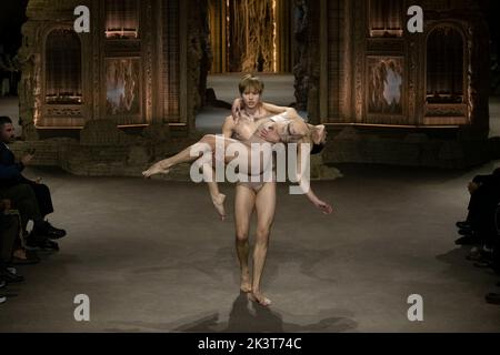 Parigi, Frankreich. 27th Set, 2022. PISTA DIOR SS23 durante la settimana della moda di Parigi il 2022 settembre - Parigi, Francia. 27/09/2022 Credit: dpa/Alamy Live News Foto Stock