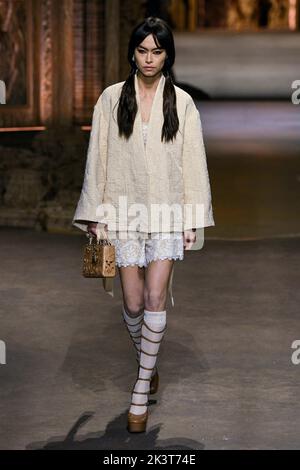 Parigi, Frankreich. 27th Set, 2022. PISTA DIOR SS23 durante la settimana della moda di Parigi il 2022 settembre - Parigi, Francia. 27/09/2022 Credit: dpa/Alamy Live News Foto Stock