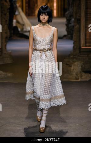 Parigi, Frankreich. 27th Set, 2022. PISTA DIOR SS23 durante la settimana della moda di Parigi il 2022 settembre - Parigi, Francia. 27/09/2022 Credit: dpa/Alamy Live News Foto Stock