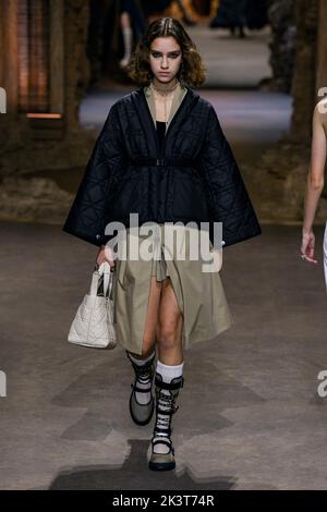 Parigi, Frankreich. 27th Set, 2022. PISTA DIOR SS23 durante la settimana della moda di Parigi il 2022 settembre - Parigi, Francia. 27/09/2022 Credit: dpa/Alamy Live News Foto Stock