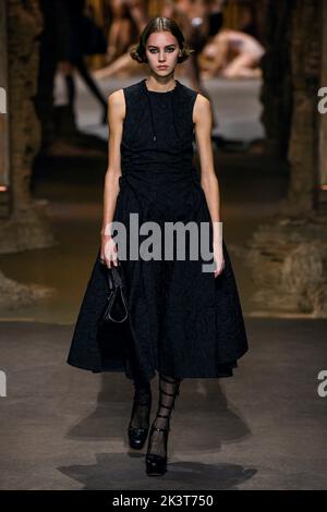 Parigi, Frankreich. 27th Set, 2022. PISTA DIOR SS23 durante la settimana della moda di Parigi il 2022 settembre - Parigi, Francia. 27/09/2022 Credit: dpa/Alamy Live News Foto Stock