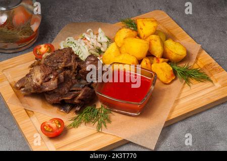 gustose costolette di agnello con patate, cipolle sottaceto e salsa di pomodoro Foto Stock