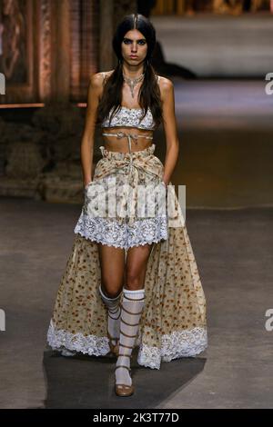 Parigi, Frankreich. 27th Set, 2022. PISTA DIOR SS23 durante la settimana della moda di Parigi il 2022 settembre - Parigi, Francia. 27/09/2022 Credit: dpa/Alamy Live News Foto Stock