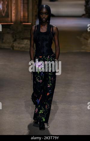 Parigi, Frankreich. 27th Set, 2022. PISTA DIOR SS23 durante la settimana della moda di Parigi il 2022 settembre - Parigi, Francia. 27/09/2022 Credit: dpa/Alamy Live News Foto Stock