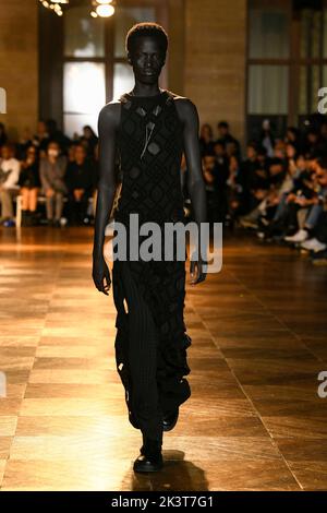 Parigi, Frankreich. 27th Set, 2022. Pista KOCHÃ SS23 durante la settimana della moda di Parigi il 2022 settembre - Parigi, Francia. 27/09/2022 Credit: dpa/Alamy Live News Foto Stock