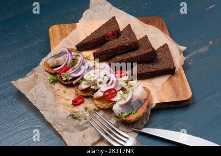 gustose aringhe con patate, pane nero e peperoncino Foto Stock