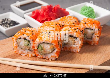 gustosi panini di sushi con gamberi, cetrioli e caviale tobiko Foto Stock