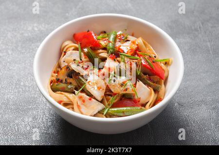 gustoso udon con pollo e verdure in salsa agrodolce Foto Stock