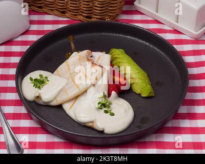 saporito calamari con paprika sottaceto e avocado nel ristorante Foto Stock