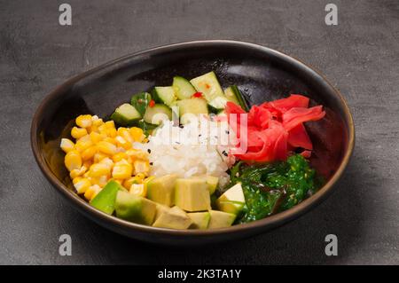 gustosa poke vegetariana con cetriolo, avocado, mais, alghe cetriolo Foto Stock