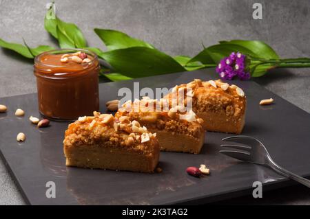 gustoso cupcake con ripieno di caramello e arachidi Foto Stock