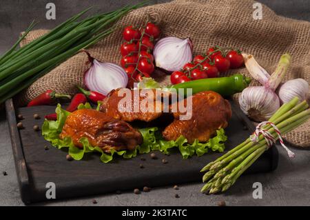 coscia di pollo affumicata gustosa, guarnita con verdure fresche Foto Stock
