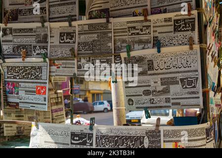 Un primo piano di giornali Urdu su un'edicola Foto Stock