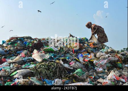 Sylhet, Bangladesh . 27th Set, 2022. Settembre 27, 2022, Sylhet, Bangladesh: I raccoglitori raccolgono i rifiuti che possono essere riutilizzati nella discarica comunale, questi collettori mettono la loro salute a rischio non usando le precauzioni adeguate per raccogliere la spazzatura. Il 27 settembre 2022 a Sylhet, Bangladesh. (Foto di MD Rafayat Haque Khan/Eyepix Group/Sipa USA) Credit: Sipa USA/Alamy Live News Foto Stock