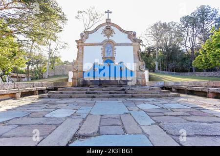 Strade della famosa città storica Tiradentes, Minas Gerais, Brasile - chafariz de sao jose Foto Stock