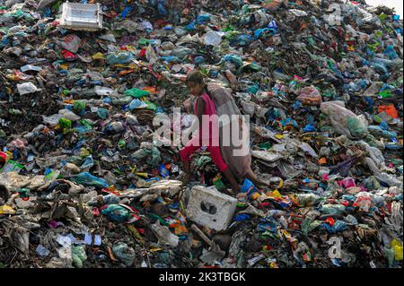 Sylhet, Bangladesh . 27th Set, 2022. Settembre 27, 2022, Sylhet, Bangladesh: I raccoglitori raccolgono i rifiuti che possono essere riutilizzati nella discarica comunale, questi collettori mettono la loro salute a rischio non usando le precauzioni adeguate per raccogliere la spazzatura. Il 27 settembre 2022 a Sylhet, Bangladesh. (Foto di MD Rafayat Haque Khan/Eyepix Group/Sipa USA) Credit: Sipa USA/Alamy Live News Foto Stock