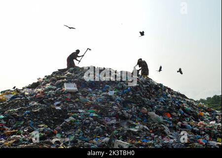 Sylhet, Bangladesh . 27th Set, 2022. Settembre 27, 2022, Sylhet, Bangladesh: I raccoglitori raccolgono i rifiuti che possono essere riutilizzati nella discarica comunale, questi collettori mettono la loro salute a rischio non usando le precauzioni adeguate per raccogliere la spazzatura. Il 27 settembre 2022 a Sylhet, Bangladesh. (Foto di MD Rafayat Haque Khan/Eyepix Group/Sipa USA) Credit: Sipa USA/Alamy Live News Foto Stock