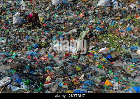 Sylhet, Bangladesh . 27th Set, 2022. Settembre 27, 2022, Sylhet, Bangladesh: I raccoglitori raccolgono i rifiuti che possono essere riutilizzati nella discarica comunale, questi collettori mettono la loro salute a rischio non usando le precauzioni adeguate per raccogliere la spazzatura. Il 27 settembre 2022 a Sylhet, Bangladesh. (Foto di MD Rafayat Haque Khan/Eyepix Group/Sipa USA) Credit: Sipa USA/Alamy Live News Foto Stock