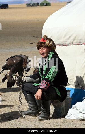 I cacciatori di aquile mongoli, nelle colline rocciose della regione dell'Altai in Mongolia, vivono un gruppo di cacciatori con una competenza estremamente rara: La caccia al golde Foto Stock