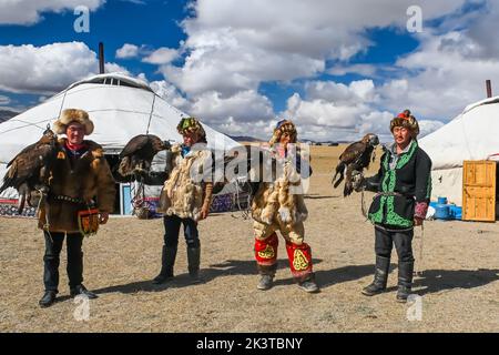 I cacciatori di aquile mongoli, nelle colline rocciose della regione dell'Altai in Mongolia, vivono un gruppo di cacciatori con una competenza estremamente rara: La caccia al golde Foto Stock