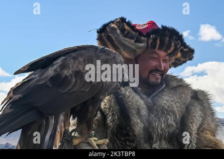 I cacciatori di aquile mongoli, nelle colline rocciose della regione dell'Altai in Mongolia, vivono un gruppo di cacciatori con una competenza estremamente rara: La caccia al golde Foto Stock