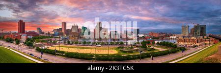 Baltimore, Maryland, Stati Uniti d'America Skyline sul Porto Interno al crepuscolo. Foto Stock