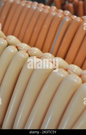 Primo piano una griglia con salsicce di carne. Produzione di salsicce Concept Foto Stock