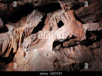 Faccia nella roccia a Gough's Cave, Cheddar Gorge, Somerset, Inghilterra Foto Stock