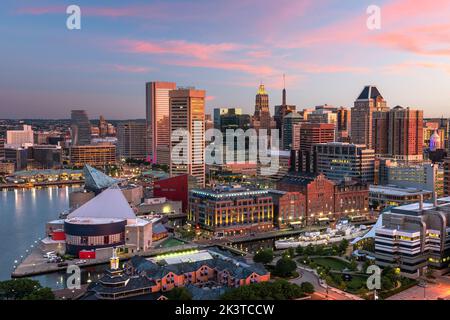 Baltimore, Maryland, Stati Uniti d'America Skyline sul Porto Interno al crepuscolo. Foto Stock