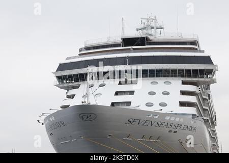 ISTANBUL, TURCHIA - 07 NOVEMBRE 2021: Nave da crociera Regent Seven Seas Splendor nel porto di Galata Foto Stock