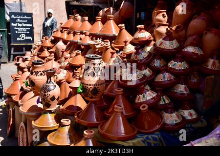 Il prodotto di ceramica preferito del Marocco - il piatto tajin - per la vendita sul mercato di strada Foto Stock