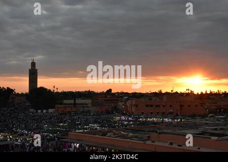 Tramonto in piazza Jemaa e l'Fna di Marrakech, Moschea Kotubia sullo sfondo Foto Stock