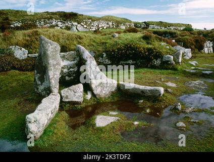 Alla fine del C19th, la piattaforma parlante del predicatore metodista per incontri all'aperto, costruita tra le case romane britanniche a Chysauster, Penwith, Cornovaglia. Foto Stock