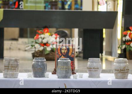 Manila, Filippine. 28th Set, 2022. Urne contenenti i resti delle vittime della guerra alla droga sono posti all'altare durante un servizio memoriale all'interno di una chiesa cattolica a Quezon City, Metro Manila, Filippine. Settembre 28, 2022. I resti sono stati esumati dalle loro tombe dopo il leasing sulle tombe in un cimitero pubblico sono stati sepolti scaduti e i parenti non potevano permettersi di continuare con esso. (Credit Image: © Basilio Sepe/ZUMA Press Wire) Foto Stock