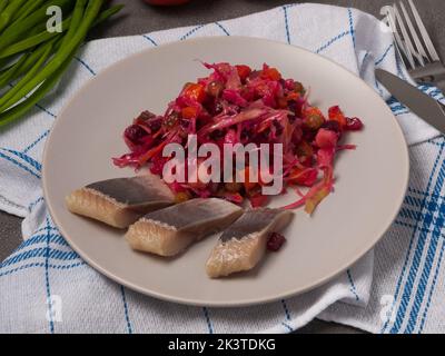 gustosa vinaigrette con aringhe guarnite con cipollotti Foto Stock