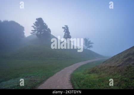 Capitale storica lituana Kernave, paesaggio nebbioso di tumuli di Kernave Foto Stock