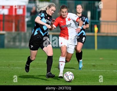 Praga, Repubblica Ceca. 28th Set, 2022. L-R Arna Asgrimsdottir (Valur) e Tereza Kozarova (Slavia) in azione durante la UEFA Women's Champions League, 2nd° turno di qualificazione, 2nd tappa, partita Slavia Praha vs Valur, il 28 settembre 2022, a Praga, Repubblica Ceca. Credit: Michaela Rihova/CTK Photo/Alamy Live News Foto Stock