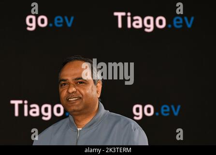 Mumbai, India. 28th Set, 2022. Shailesh Chandra, Managing Director, Tata Motors Passenger Vehicles e Tata Passenger Electric Mobility sorride durante il lancio dell'auto elettrica Tata Tiago. La società ha offerto un prezzo di lancio di RS.8,49 lakh ai primi 10.000 clienti dopo che è stato ufficialmente svelato e lanciato a Mumbai. Credit: SOPA Images Limited/Alamy Live News Foto Stock