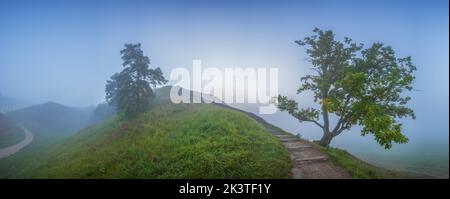 Capitale storica lituana Kernave, paesaggio nebbioso di tumuli di Kernave Foto Stock