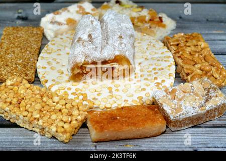 Collezione di ceci caramelle orientali, arachidi, sesamo, taffy di noci, cocco e bassima come celebrazione del compleanno di Maometto del profeta, arabo Foto Stock