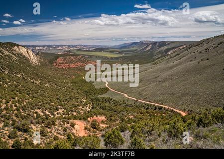 ECHO Park Road, nota anche come Sand Canyon Road, che conduce a Echo Park, vista da Harpers Corner Drive, Dinosaur National Monument, Utah, USA Foto Stock