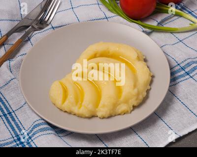 gustose purè di patate versate con burro su un piatto in un bar Foto Stock