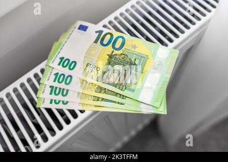 Banconote in euro su radiatore riscaldato. Foto Stock