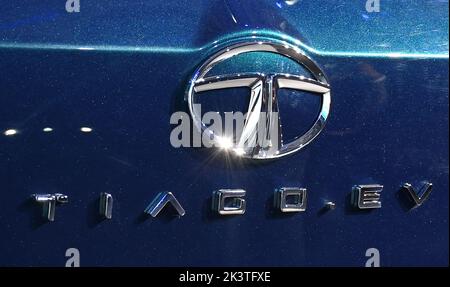 Mumbai, India. 28th Set, 2022. Logo Tata Tiago per auto elettrica visto durante il lancio. La società ha offerto un prezzo di lancio di RS.8,49 lakh ai primi 10.000 clienti dopo che è stato ufficialmente svelato e lanciato a Mumbai. (Foto di Ashish Vaishnav/SOPA Images/Sipa USA) Credit: Sipa USA/Alamy Live News Foto Stock