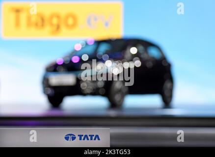 Mumbai, India. 28th Set, 2022. Tata Tiago auto elettrica visto durante il lancio. La società ha offerto un prezzo di lancio di RS.8,49 lakh ai primi 10.000 clienti dopo che è stato ufficialmente svelato e lanciato a Mumbai. (Foto di Ashish Vaishnav/SOPA Images/Sipa USA) Credit: Sipa USA/Alamy Live News Foto Stock