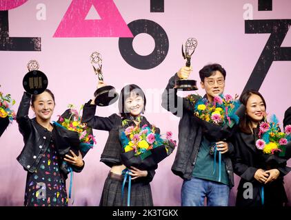 (L-R) Chae KYoung-Sun, Lee Yoo-mi, Hwang Dong-Hyuk e Kim Ji-Yeon, 16 settembre 2022 : designer di produzione Chae KYoung-Sun di 'Squid Game', vincitore del premio Emmy per il miglior design di produzione per un programma narrativo contemporaneo, attrice Lee Yoo-mi, Vincitore del premio Emmy per l'attrice ospite in una serie drammatica, il regista Hwang Dong-Hyuk e un CEO di Cyron Pictures e produttore di 'Squid Game' Kim Ji-Yeon, posa in una conferenza stampa tenuta per celebrare le sei vittorie Emmy della serie Netflix a Seoul, Corea del Sud. La serie televisiva di sopravvivenza sudcoreana creata da Hwang Dong-Hyuk per NE Foto Stock