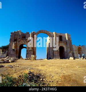 Jerash Jordan Arco Romano porta Adriana prima della restaurazione - eretto in onore dell'imperatore romano Adriano Foto Stock