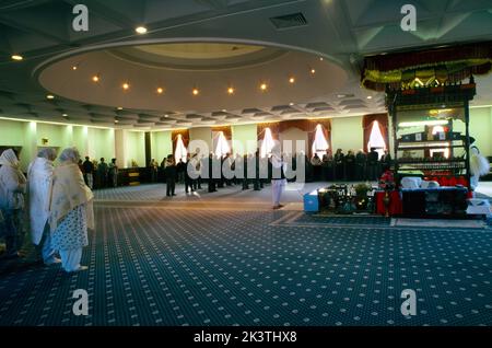 Sikh Sri Guru Singh Sabha Ardas Sangat in preghiera Divan Hall Surrey Inghilterra Foto Stock